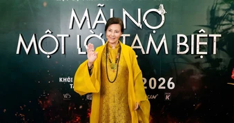 "Minh tinh màn bạc" U80 Kiều Chinh xuất hiện rạng rỡ trên thảm đỏ ra mắt phim mới