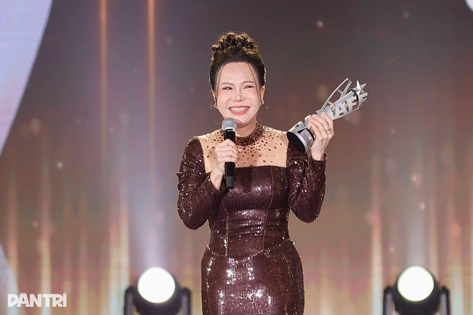 “Tử chiến trên không” vượt “Mưa đỏ”, Việt Hương nhận tin vui lớn ở tuổi 50 “Tử chiến trên không” vượt “Mưa đỏ”, Việt Hương nhận tin vui lớn ở tuổi 50