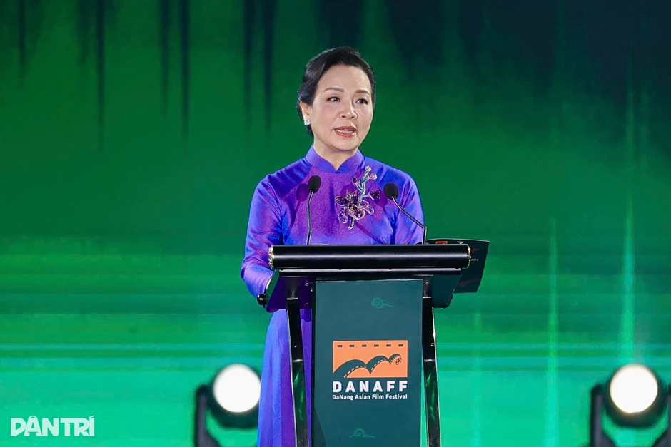 “Tử chiến trên không” vượt “Mưa đỏ”, Việt Hương nhận tin vui lớn ở tuổi 50 “Tử chiến trên không” vượt “Mưa đỏ”, Việt Hương nhận tin vui lớn ở tuổi 50