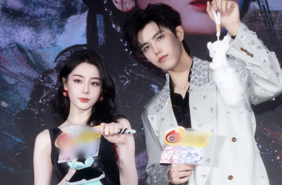 bộ ảnh cưới đáng sợ của Địch Lệ Nhiệt Ba và Trần Phi Vũ bộ ảnh cưới đáng sợ của Địch Lệ Nhiệt Ba và Trần Phi Vũ