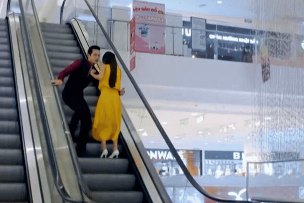 Bóng Ma Hạnh Phúc tình tiết lố bịch chưa từng thấy Bóng Ma Hạnh Phúc tình tiết lố bịch chưa từng thấy