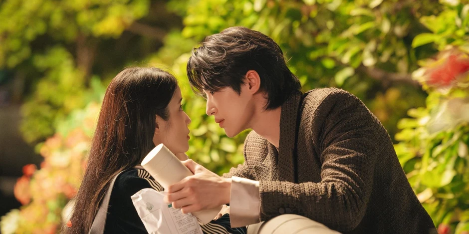 Byeon Woo Seok thần thái vương tôn quý tộc nổi bần bật