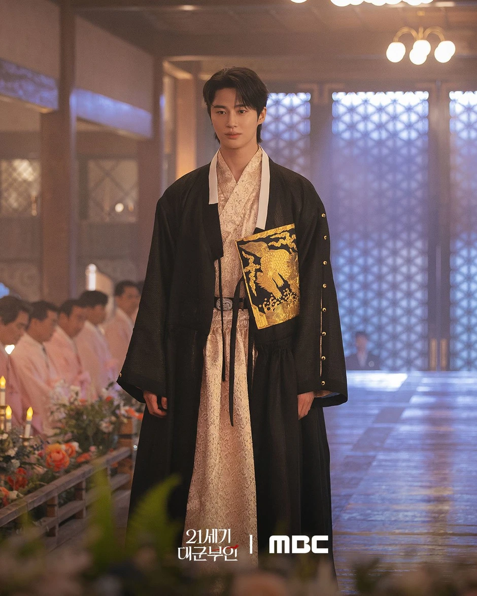 Byeon Woo Seok thần thái vương tôn quý tộc nổi bần bật