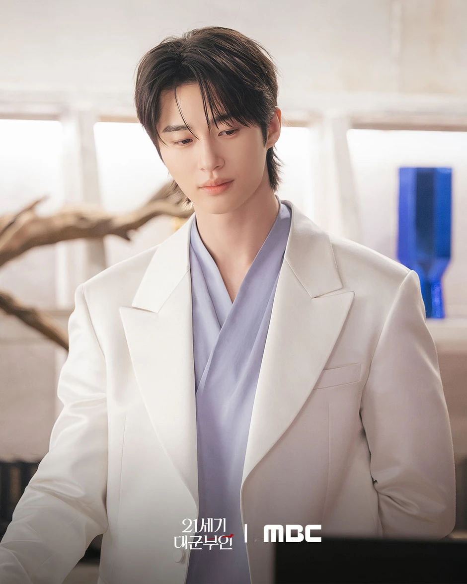 Byeon Woo Seok thần thái vương tôn quý tộc nổi bần bật