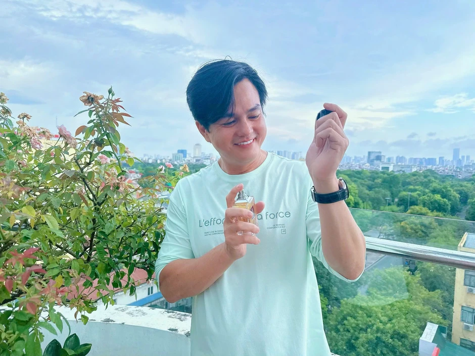 Cao Minh Đạt phụ vợ kém 8 tuổi bán nước hoa, 51 tuổi nuôi con mọn Cao Minh Đạt phụ vợ kém 8 tuổi bán nước hoa, 51 tuổi nuôi con mọn