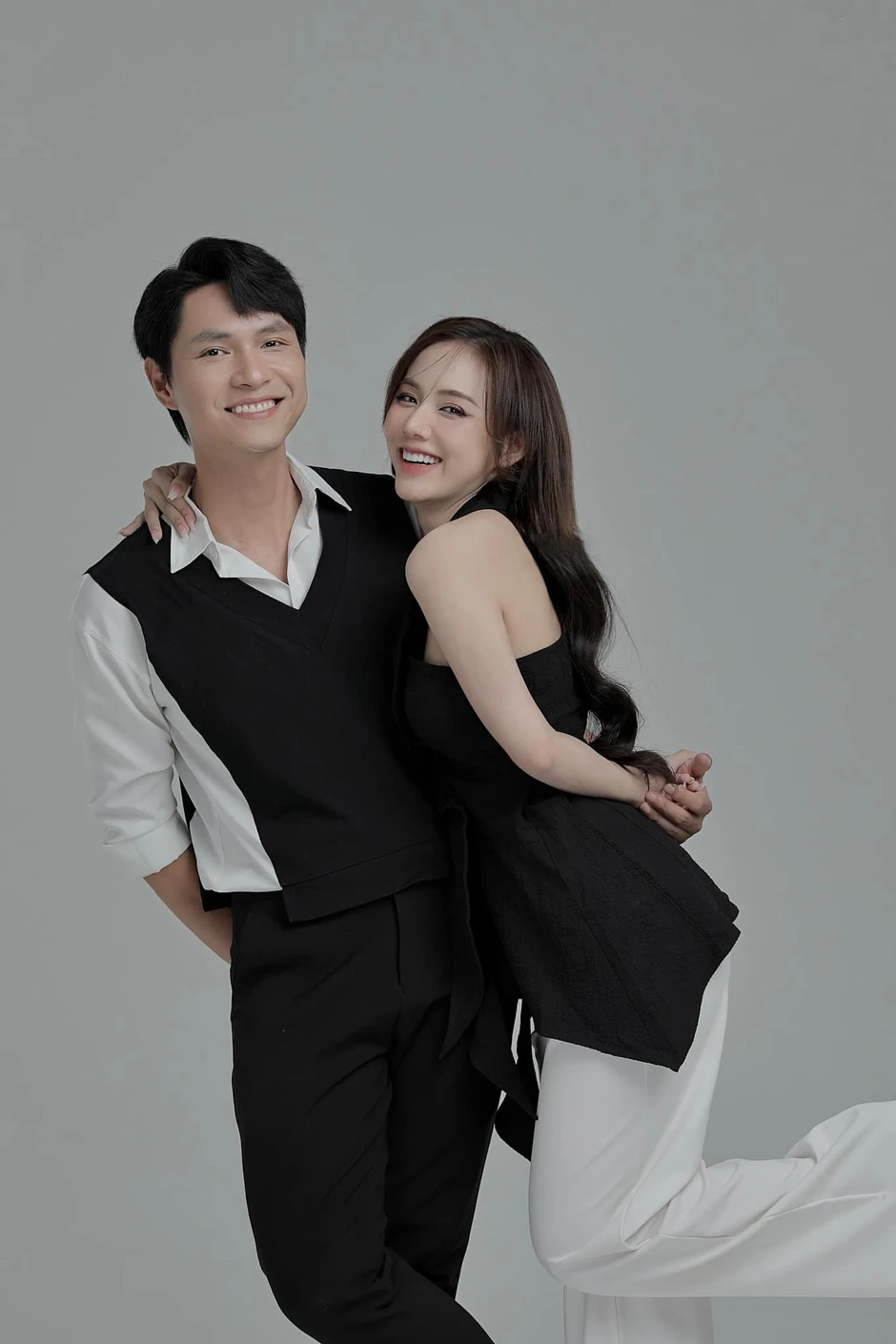 Cặp đôi Vbiz công khai yêu đương 2 năm chẳng mấy ai biết, vừa lên sóng vài ngày đã bị bão chê bai Cặp đôi Vbiz công khai yêu đương 2 năm chẳng mấy ai biết, vừa lên sóng vài ngày đã bị bão chê bai