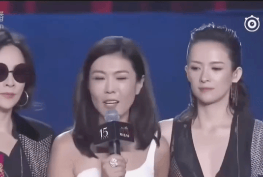 Chương Tử Di công khai lườm nguýt ngay trên sóng trực tiếp Chương Tử Di công khai lườm nguýt ngay trên sóng trực tiếp