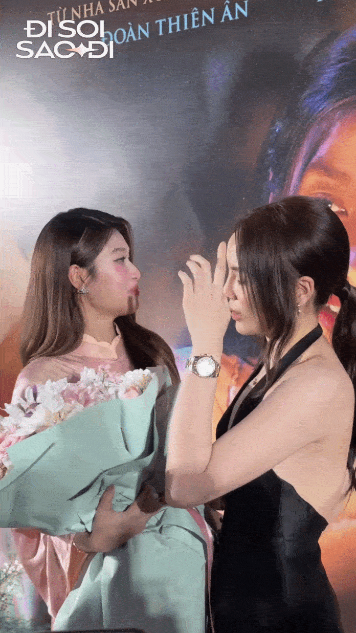 Clip hot: Kỳ Duyên chắp tay lạy khán giả trên thảm đỏ Clip hot: Kỳ Duyên chắp tay lạy khán giả trên thảm đỏ