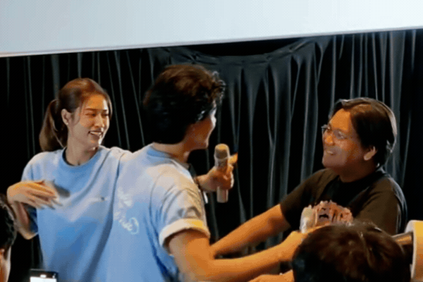 Clip hot: Nam diễn viên Vbiz bất ngờ hôn fan nam ngay giữa rạp chiếu phim, xem mà không tin vào mắt mình Clip hot: Nam diễn viên Vbiz bất ngờ hôn fan nam ngay giữa rạp chiếu phim, xem mà không tin vào mắt mình