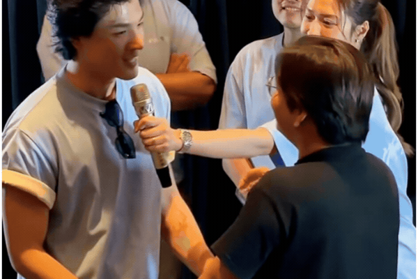 Clip hot: Nam diễn viên Vbiz bất ngờ hôn fan nam ngay giữa rạp chiếu phim, xem mà không tin vào mắt mình Clip hot: Nam diễn viên Vbiz bất ngờ hôn fan nam ngay giữa rạp chiếu phim, xem mà không tin vào mắt mình