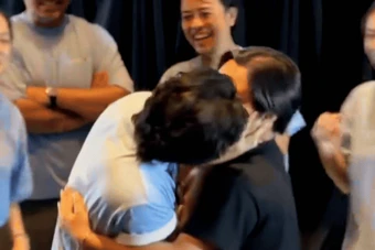 Clip hot: Nam diễn viên Vbiz bất ngờ hôn fan nam ngay giữa rạp chiếu phim, xem mà không tin vào mắt mình
