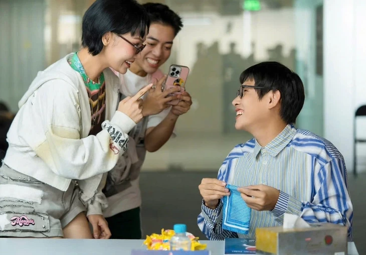 Đại tiệc trăng máu 8 toàn thoại chấn động, cà khịa cả 'làng điện ảnh Việt'? Đại tiệc trăng máu 8 toàn thoại chấn động, cà khịa cả 'làng điện ảnh Việt'?