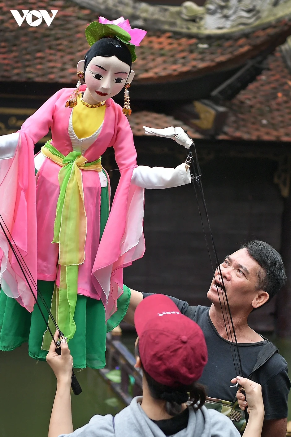Dầm mưa, ngâm nước lạnh khổ luyện múa rối cạn tại sân khấu thủy đình