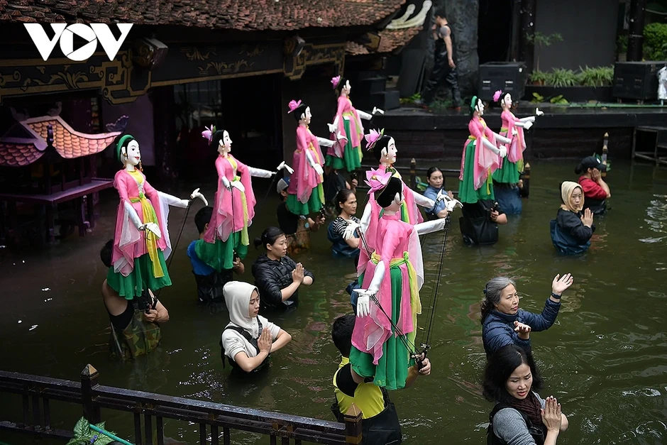 Dầm mưa, ngâm nước lạnh khổ luyện múa rối cạn tại sân khấu thủy đình