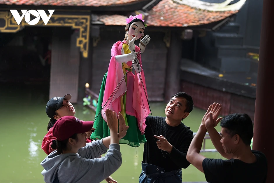 Dầm mưa, ngâm nước lạnh khổ luyện múa rối cạn tại sân khấu thủy đình