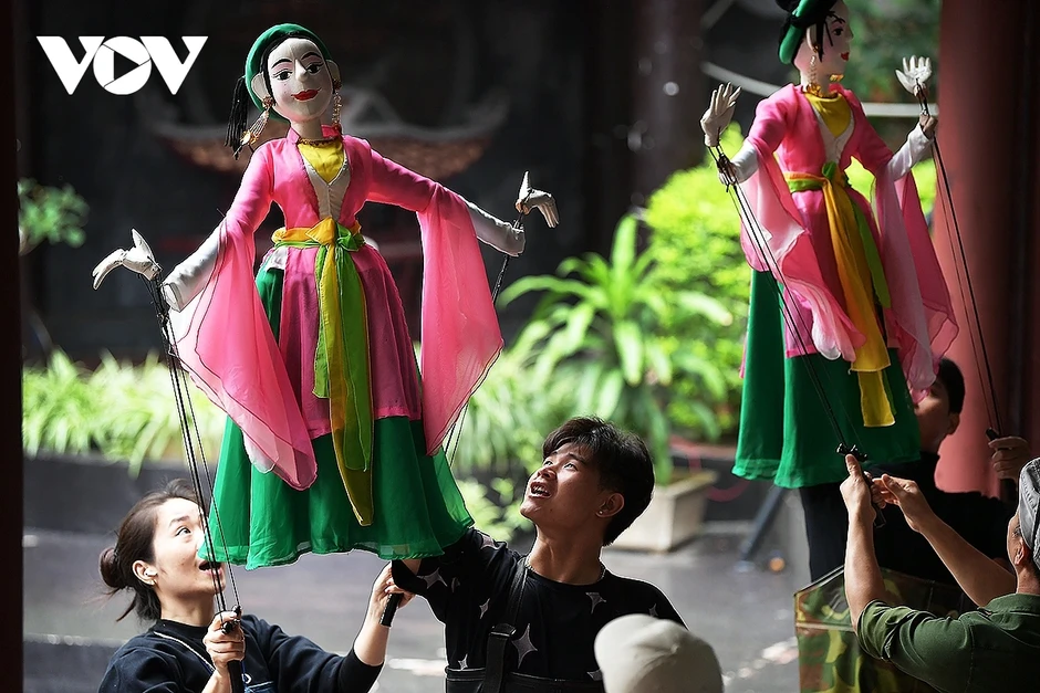 Dầm mưa, ngâm nước lạnh khổ luyện múa rối cạn tại sân khấu thủy đình