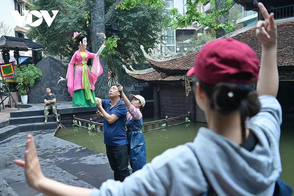 Dầm mưa, ngâm nước lạnh khổ luyện múa rối cạn tại sân khấu thủy đình