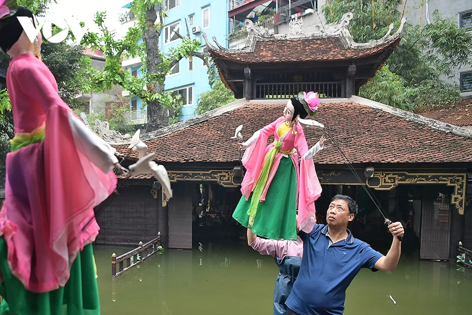 Dầm mưa, ngâm nước lạnh khổ luyện múa rối cạn tại sân khấu thủy đình