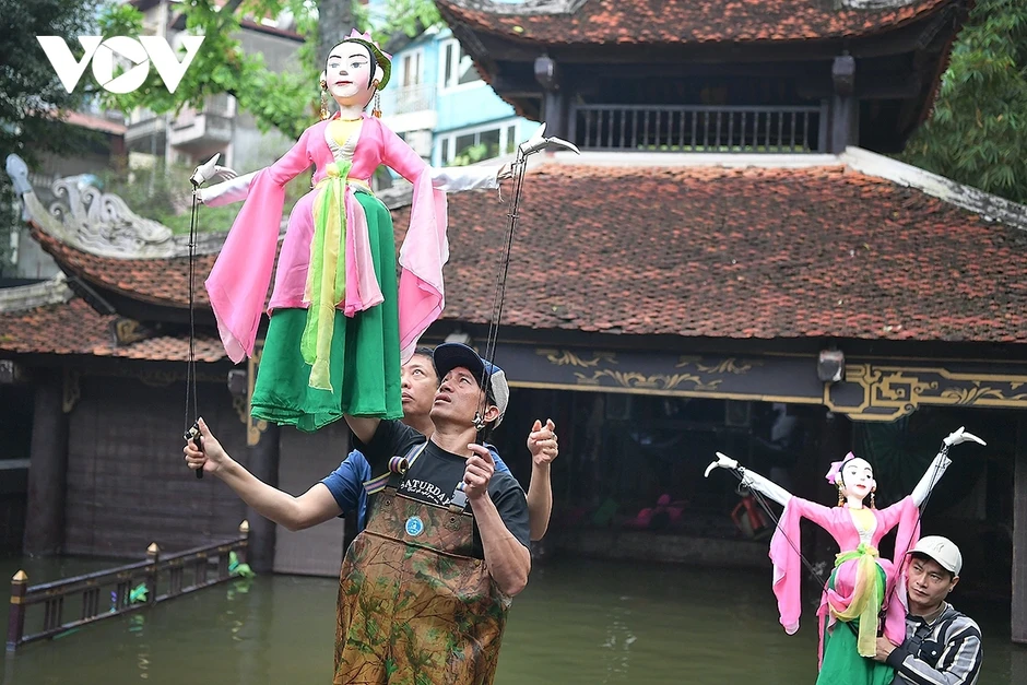 Dầm mưa, ngâm nước lạnh khổ luyện múa rối cạn tại sân khấu thủy đình