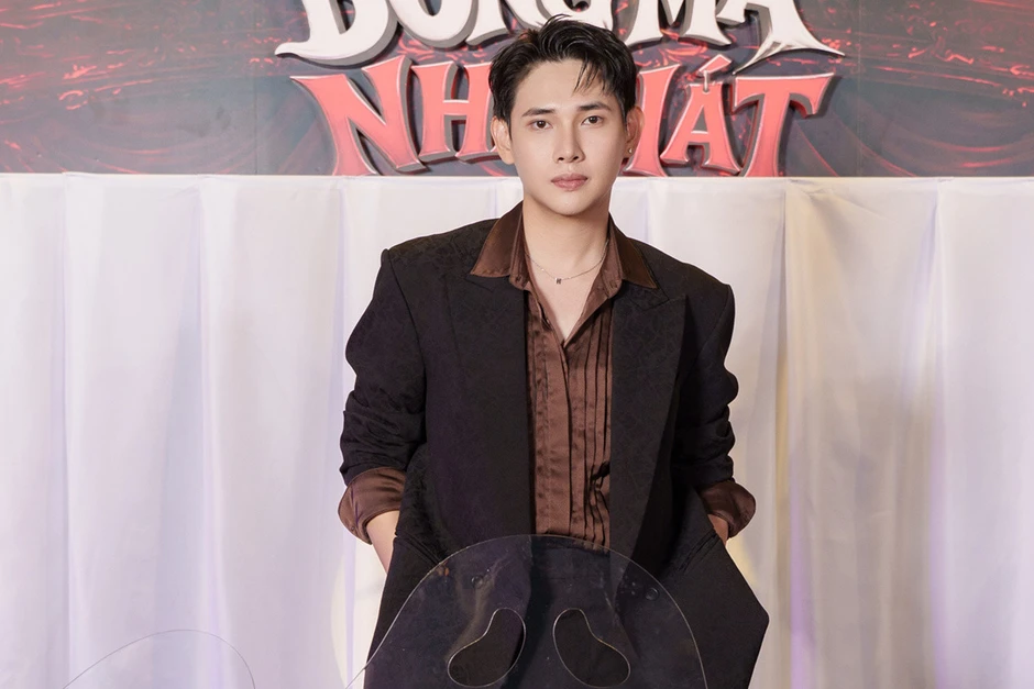 Đạo diễn 'Bóng ma nhà hát' bất ngờ xin lỗi Đạo diễn 'Bóng ma nhà hát' bất ngờ xin lỗi