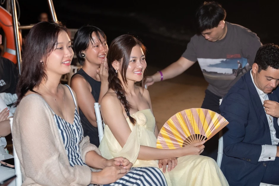 Đạo diễn 'Mưa đỏ' Đặng Thái Huyền gặp gỡ loạt tên tuổi sừng sỏ của điện ảnh Việt Đạo diễn 'Mưa đỏ' Đặng Thái Huyền gặp gỡ loạt tên tuổi sừng sỏ của điện ảnh Việt