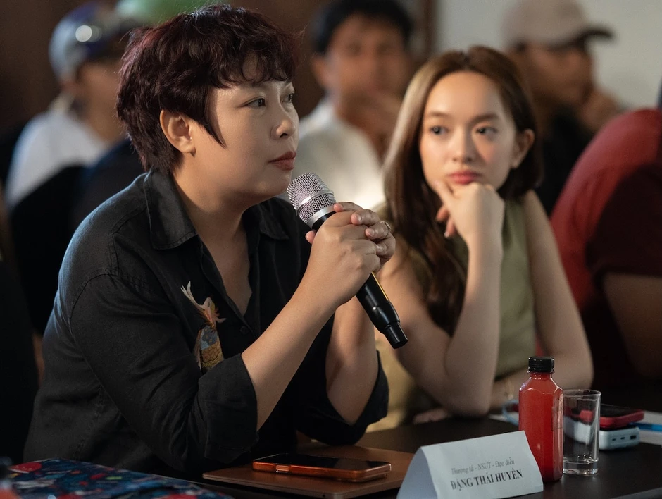 Đạo diễn 'Mưa đỏ' Đặng Thái Huyền gặp gỡ loạt tên tuổi sừng sỏ của điện ảnh Việt Đạo diễn 'Mưa đỏ' Đặng Thái Huyền gặp gỡ loạt tên tuổi sừng sỏ của điện ảnh Việt