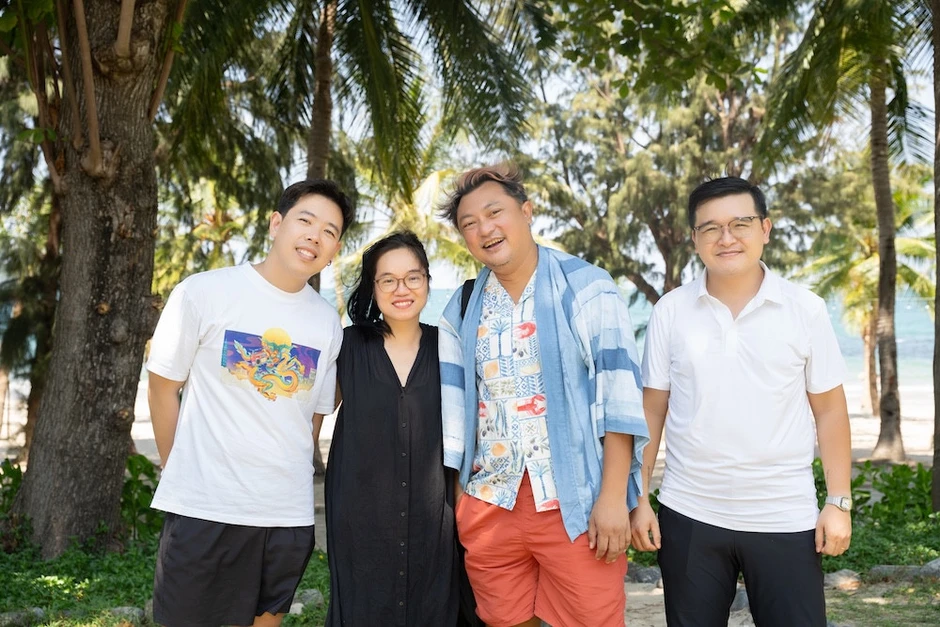 Đạo diễn 'Mưa đỏ' Đặng Thái Huyền gặp gỡ loạt tên tuổi sừng sỏ của điện ảnh Việt Đạo diễn 'Mưa đỏ' Đặng Thái Huyền gặp gỡ loạt tên tuổi sừng sỏ của điện ảnh Việt