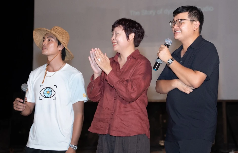 Đạo diễn 'Mưa đỏ' Đặng Thái Huyền gặp gỡ loạt tên tuổi sừng sỏ của điện ảnh Việt Đạo diễn 'Mưa đỏ' Đặng Thái Huyền gặp gỡ loạt tên tuổi sừng sỏ của điện ảnh Việt