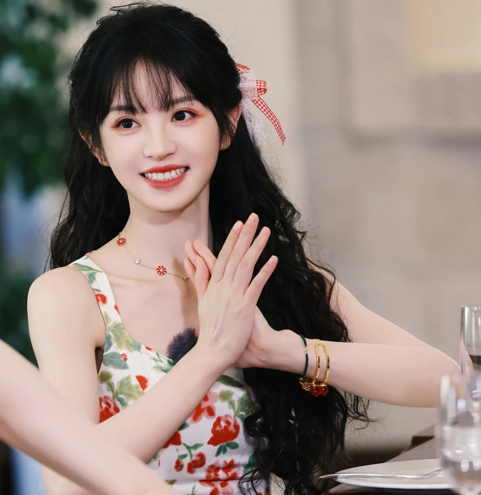 Điền Hi Vi vác cả con heo lẫn cõng bạn diễn 1m90