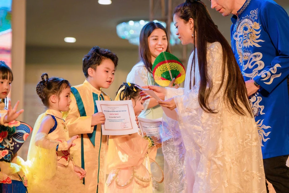 Diễn viên nhí 6 tuổi Koka Bình Nguyên gây chú ý tại Lễ hội Trăng Rằm, dẫn đầu đoàn chị Hằng, chú Cuội Diễn viên nhí 6 tuổi Koka Bình Nguyên gây chú ý tại Lễ hội Trăng Rằm, dẫn đầu đoàn chị Hằng, chú Cuội