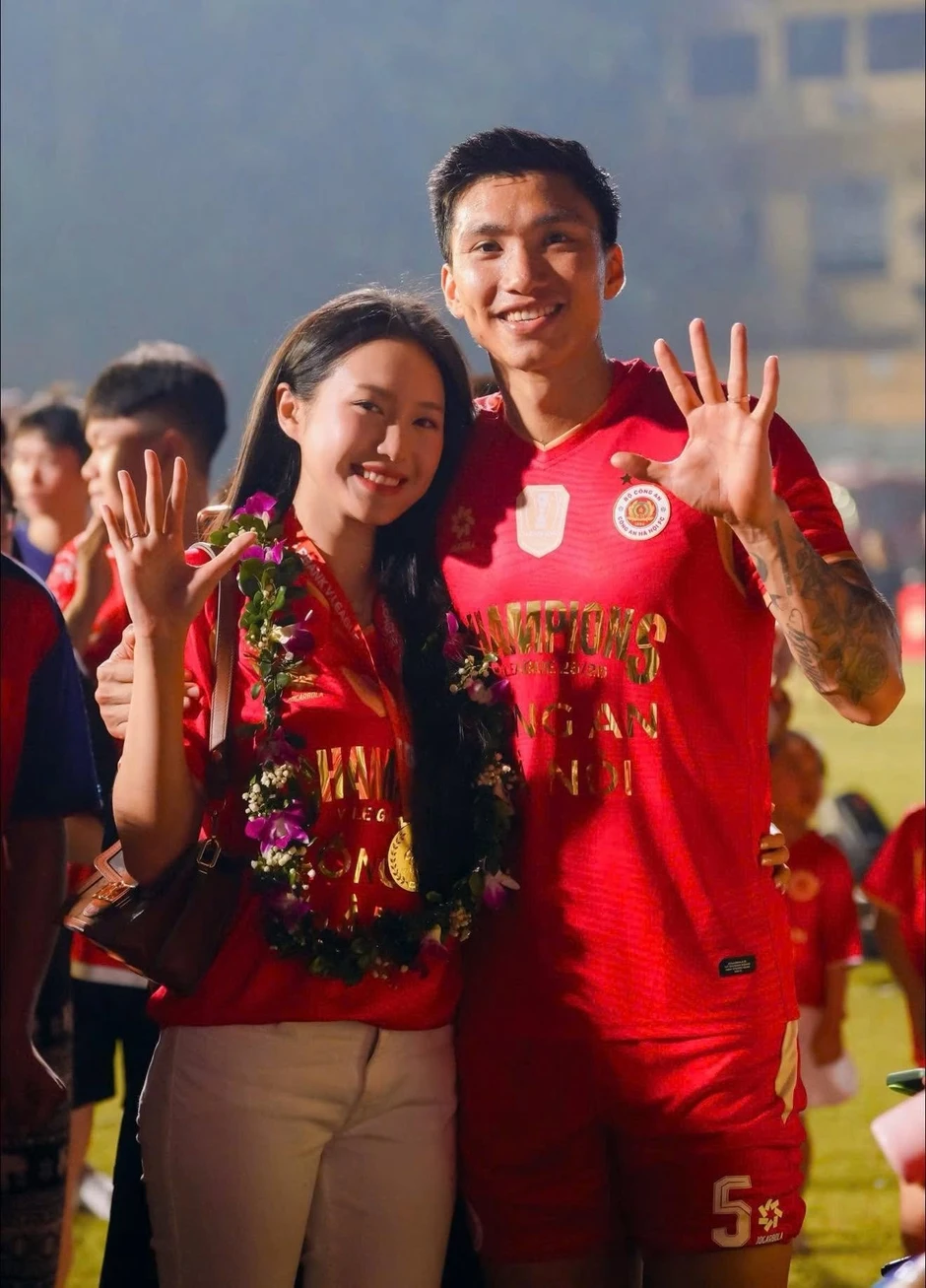 Đoàn Văn Hậu - Doãn Hải My lộ diện sau ồn ào, đẹp nức nở dùng kính lúp soi cũng không ra khuyết điểm Đoàn Văn Hậu - Doãn Hải My lộ diện sau ồn ào, đẹp nức nở dùng kính lúp soi cũng không ra khuyết điểm