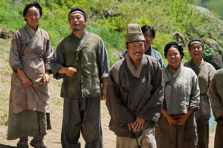 Dưới bóng điện hạ: Bi kịch và nỗi đau của vị vua bị sử Hàn bỏ quên Dưới bóng điện hạ: Bi kịch và nỗi đau của vị vua bị sử Hàn bỏ quên
