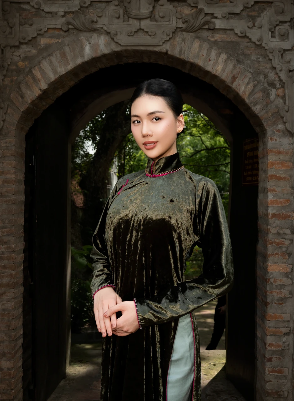 Hoa hậu Bùi Quỳnh Hoa lần đầu đóng phim, được NSND Lê Khanh hướng dẫn Hoa hậu Bùi Quỳnh Hoa lần đầu đóng phim, được NSND Lê Khanh hướng dẫn
