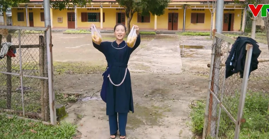 Hoa hậu Việt phát ngôn tranh cãi: Phải bôi kem chống nắng trước khi ăn Hoa hậu Việt phát ngôn tranh cãi: Phải bôi kem chống nắng trước khi ăn