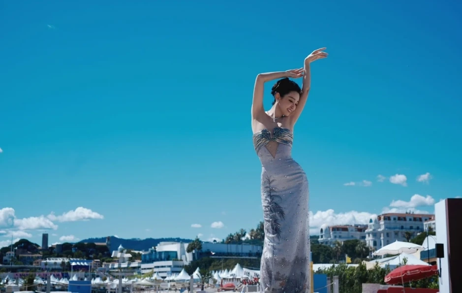 Hơn 2 triệu lượt xem Lý Băng Băng “thả dáng” tại Cannes Hơn 2 triệu lượt xem Lý Băng Băng “thả dáng” tại Cannes