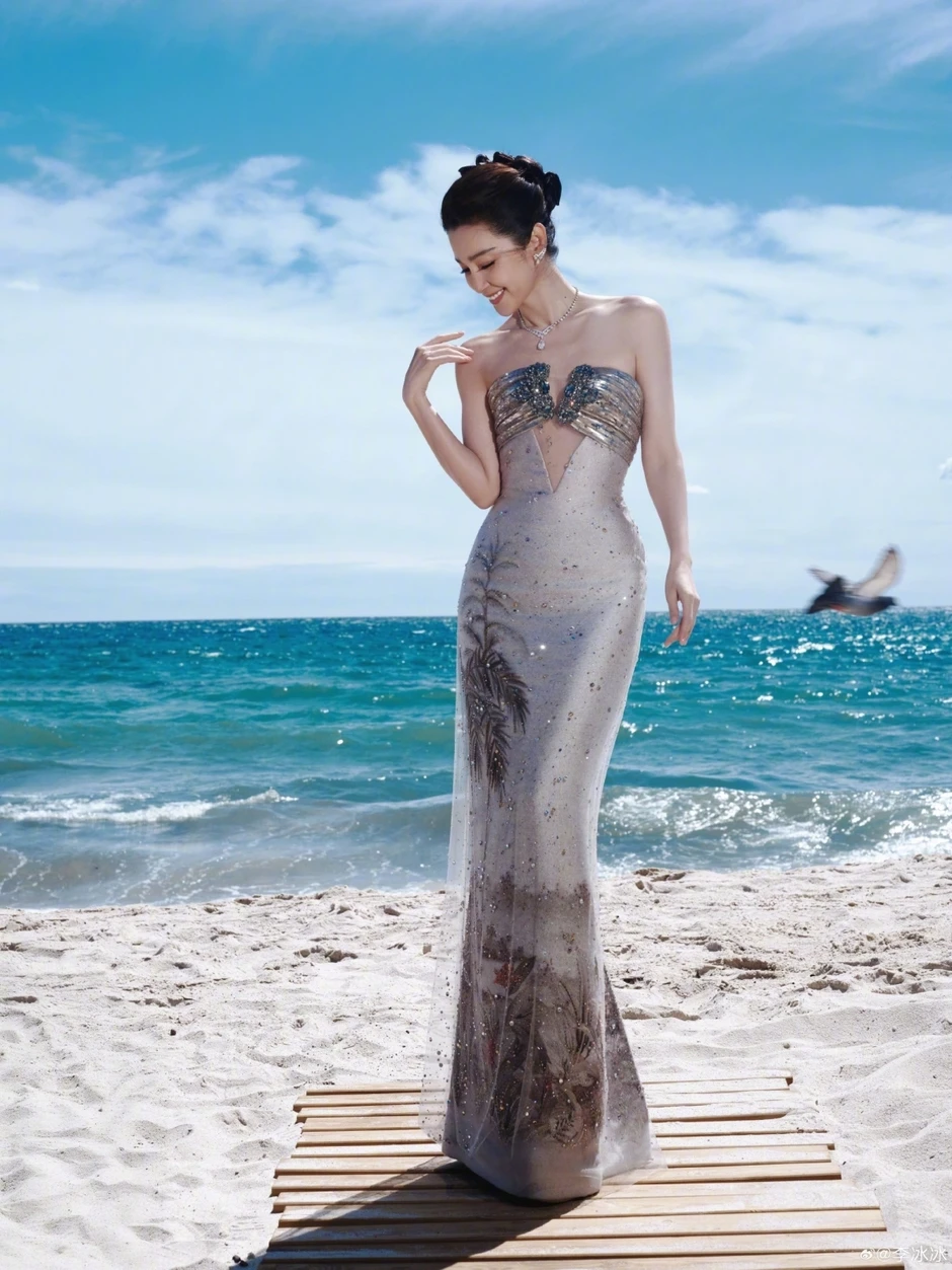 Hơn 2 triệu lượt xem Lý Băng Băng “thả dáng” tại Cannes Hơn 2 triệu lượt xem Lý Băng Băng “thả dáng” tại Cannes