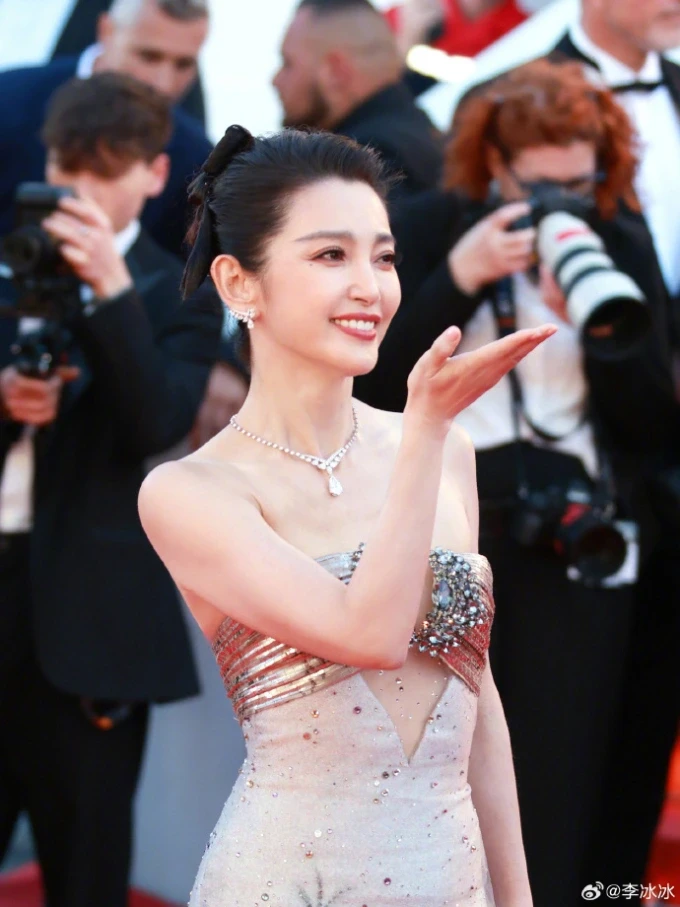 Hơn 2 triệu lượt xem Lý Băng Băng “thả dáng” tại Cannes Hơn 2 triệu lượt xem Lý Băng Băng “thả dáng” tại Cannes