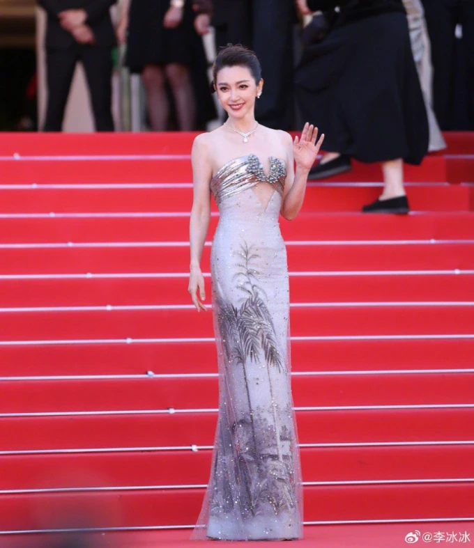 Hơn 2 triệu lượt xem Lý Băng Băng “thả dáng” tại Cannes Hơn 2 triệu lượt xem Lý Băng Băng “thả dáng” tại Cannes