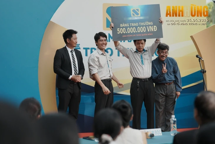 Hồng Ánh thẳng tay tát Thái Hòa trong 'Anh Hùng'