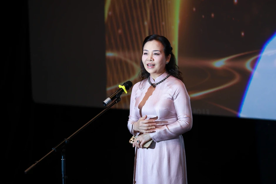 Hồng Vân chiến thắng Diễn viên nữ xuất sắc Hồng Vân chiến thắng Diễn viên nữ xuất sắc