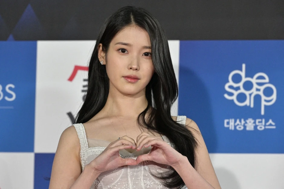 IU và Byeon Woo Seok xin lỗi sau khi bom tấn bị tố 'sai lệch lịch sử' IU và Byeon Woo Seok xin lỗi sau khi bom tấn bị tố 'sai lệch lịch sử'