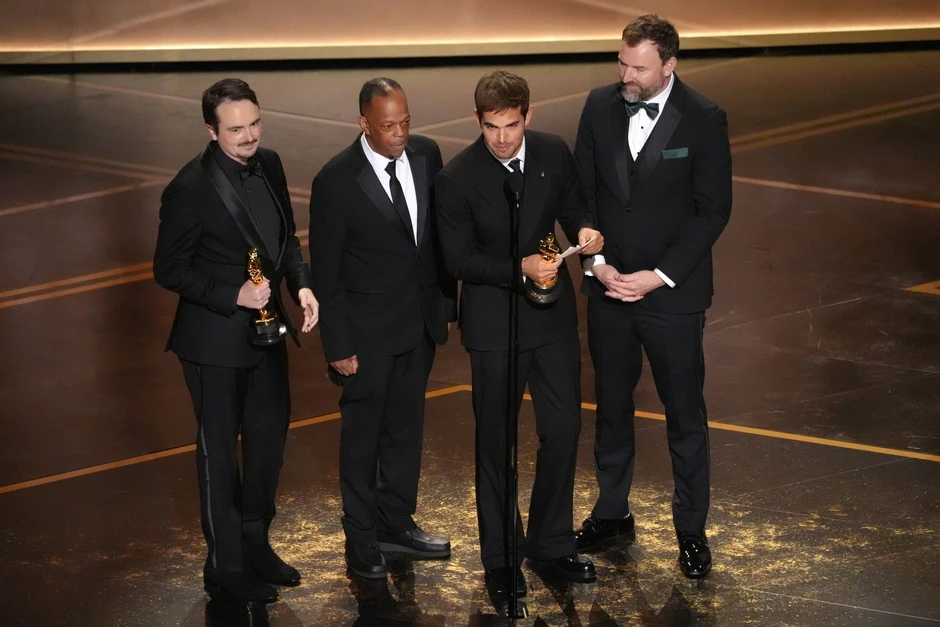 Khoảnh khắc hỗn loạn tại Oscar khi hai đề cử bất ngờ cùng thắng một giải Khoảnh khắc hỗn loạn tại Oscar khi hai đề cử bất ngờ cùng thắng một giải
