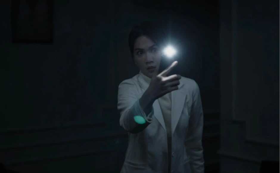 Không khen nổi phim của Ngọc Trinh: Kịch bản nói không với logic Không khen nổi phim của Ngọc Trinh: Kịch bản nói không với logic