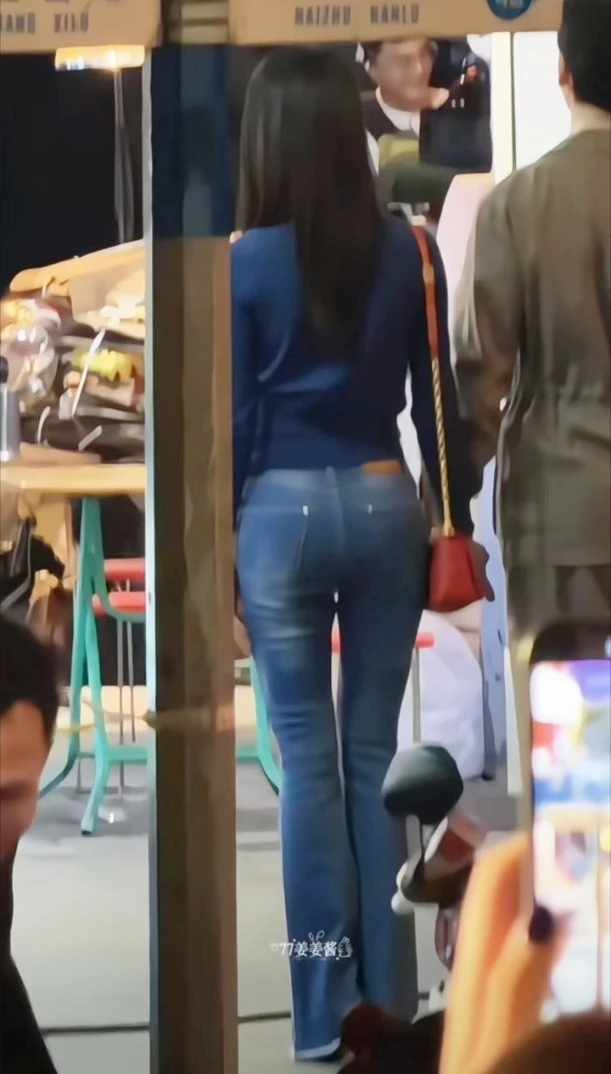 Không thể chê nổi thân hình vuốt ve thị giác của Hướng Hàm Chi