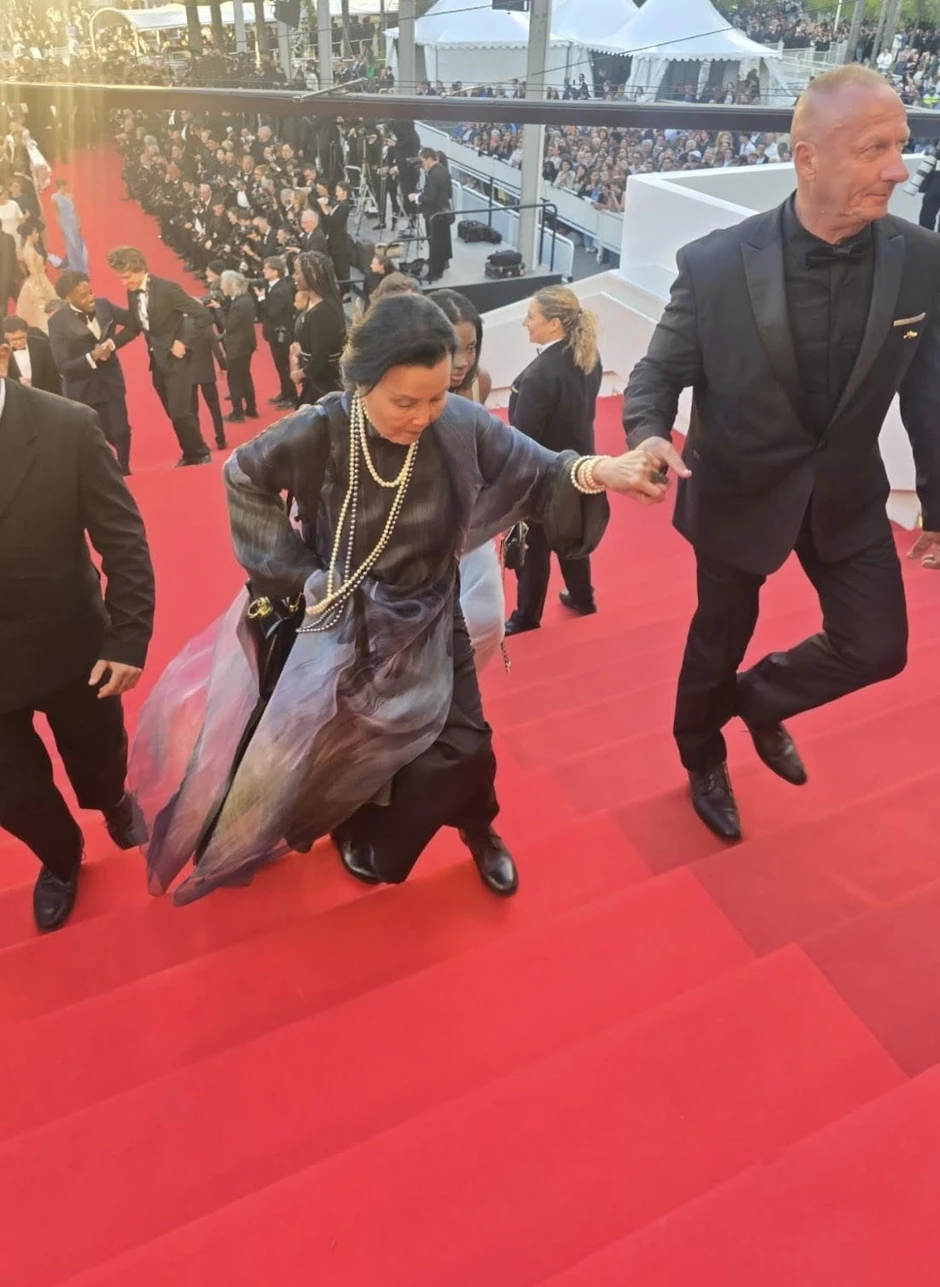 Kiều Chinh tỏa sáng với áo dài trên thảm đỏ Cannes 2026 Kiều Chinh tỏa sáng với áo dài trên thảm đỏ Cannes 2026