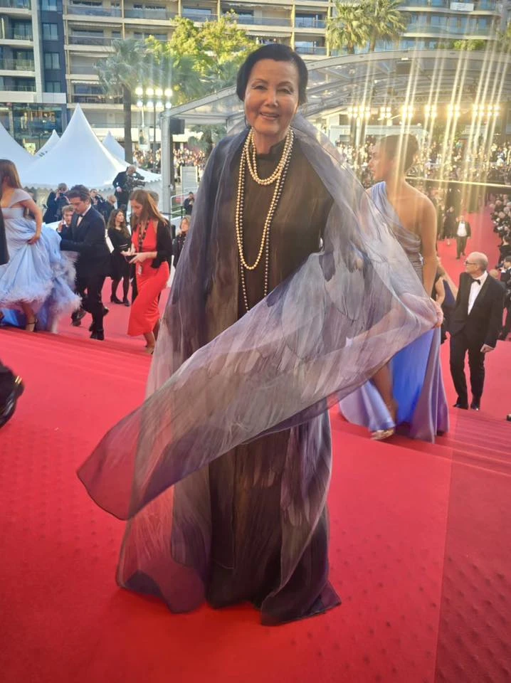 Kiều Chinh tỏa sáng với áo dài trên thảm đỏ Cannes 2026 Kiều Chinh tỏa sáng với áo dài trên thảm đỏ Cannes 2026