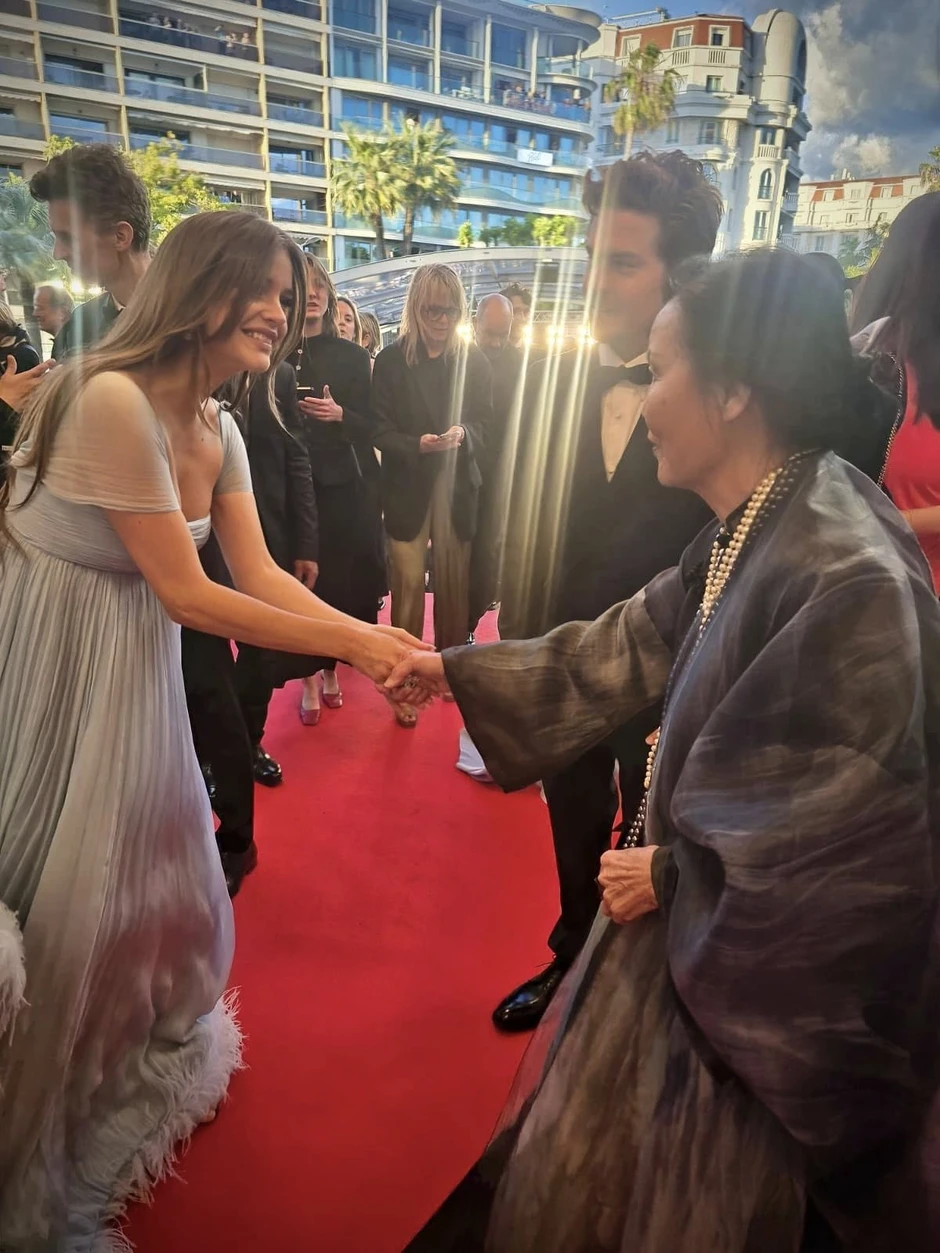 Kiều Chinh tỏa sáng với áo dài trên thảm đỏ Cannes 2026 Kiều Chinh tỏa sáng với áo dài trên thảm đỏ Cannes 2026