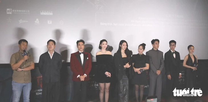 Kiều Minh Tuấn vượt nỗi sợ kinh dị, kể cảnh treo lơ lửng ám ảnh trong Phí phông: Quỷ máu rừng thiêng Kiều Minh Tuấn vượt nỗi sợ kinh dị, kể cảnh treo lơ lửng ám ảnh trong Phí phông: Quỷ máu rừng thiêng