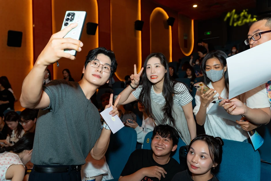 Lee Yi Kyung đội nón lá, bập bẹ tiếng Việt giao lưu cùng khán giả ở TPHCM