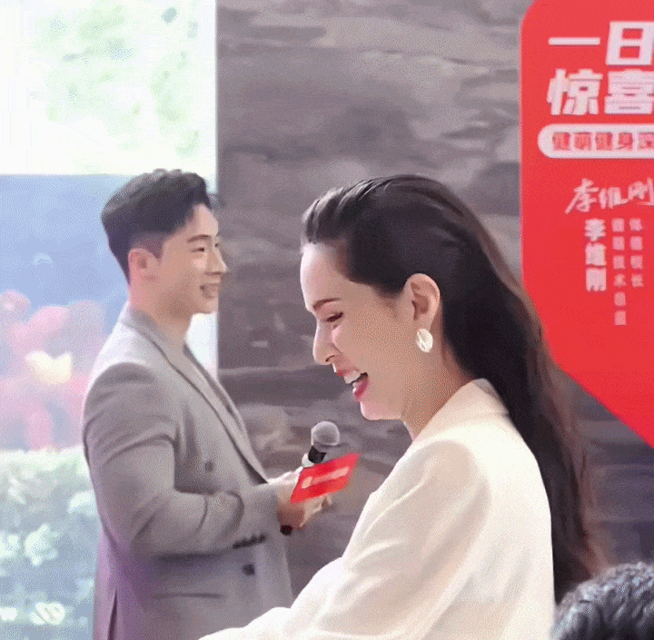 Lý Nhược Đồng càng nhìn càng không thấy giống con người Lý Nhược Đồng càng nhìn càng không thấy giống con người
